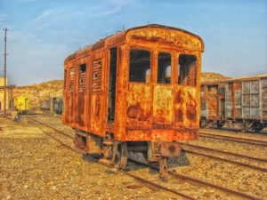 Foto di carrozza di un treno arruginito ed abbandonato; qui usato per far riferimento ai veicoli sia nuovi (ironicamente) che a quelli fuori uso.